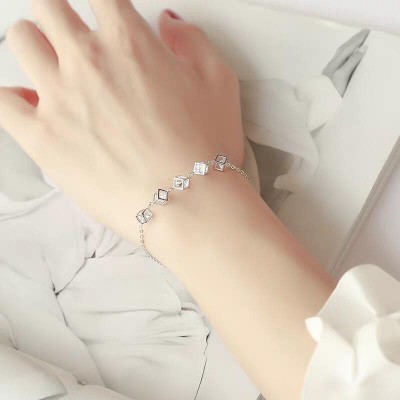 Vòng tay hình khối lập phương