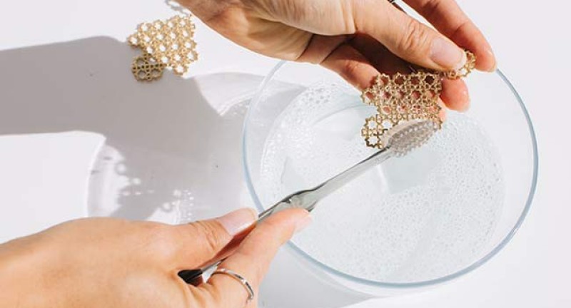 Cách vệ sinh trang sức đúng cách