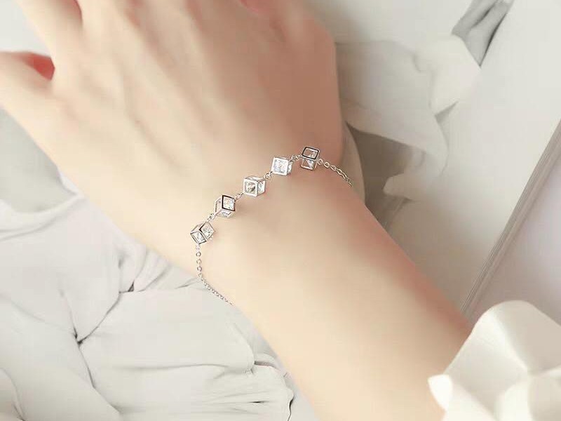 Vòng tay hình khối lập phương