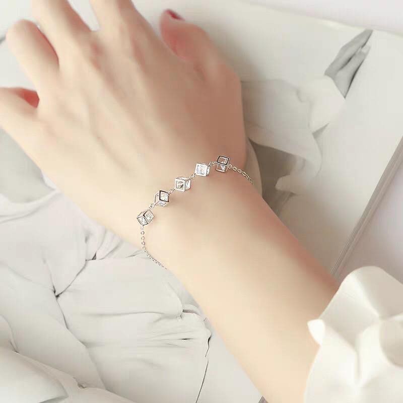 Vòng tay hình khối lập phương